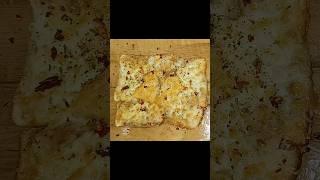 Cheesy garlic bread #shorts #salonikirasoi52 #recipe #garlicbread #recipeoftheday #asmr #asmrvideo