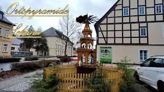 Ortspyramiden im Erzgebirge: Sehma Schöne farbenfrohe traditionelle Dorf- Pyramide. Fachwerkhaus