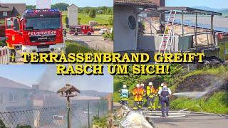 [TERRASSENBRAND GREIFT AUF HAUS, AUTO & WIESE ÜBER] - FEUERWEHR in HOHBERG im GROSSEINSATZ -