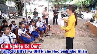 Tấm Lòng của Chú Nghiệp Cô Dung tặng 20 BHYT và BHTN cho Học Sinh Khó Khăn