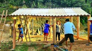 Workers complete the wooden frame of the house - building the farm. DANG THI DU