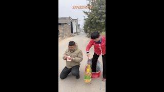 Picking up sesame seeds and losing watermelons#funny#daily#vlog#family#prank