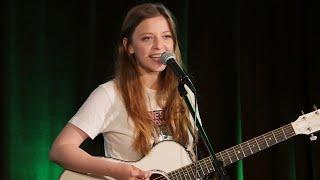 Jade Bird im Konzert in der radioeins Lounge - Full solo concert