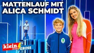 Alica Schmidt vs. Tom (13): Wer läuft schneller über Matten? | Klein gegen Groß