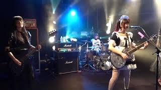 Band-Maid - Akane & Misa have fun playing Moratorium in Paris