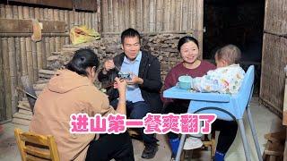 阿金与小翠进山第一天，村民连夜来做客，地道的山村食材真好吃