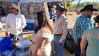 TODOS AYUDANDO CON LA COMIDA EN LA QUINCEAÑERA