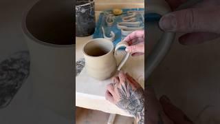 How to pull mug handles #mughandles #mugs #pottery #ceramics #clay #potterytutorial #potterydesign