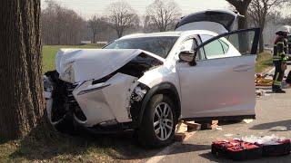 PKW vor Baum - Fahrer durch Feuerwehr befreit - Rettungshubschrauber im Einsatz