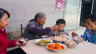 Food made with eggs | 城裡曾孫回家，廣西玉林阿婆給曾孫做了頓“雞蛋盛宴”，掏空了3窩雞蛋，廣西農村生活