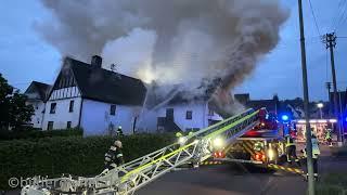 Wohnhaus steht in Flammen