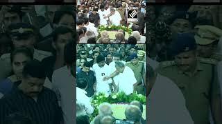 Kerala CM Pinarayi Vijayan pays last respects to former CM Oommen Chandy at state Secretariat