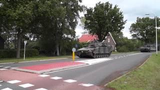 Kolonne Cv90 voertuigen rijden richting station Steenwijk