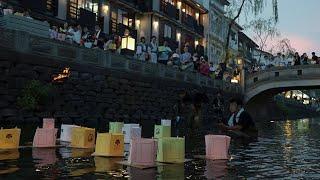 城崎温泉街で夏の風物詩「灯篭流し」　大谿川に明かり、願い乗せ揺らめく