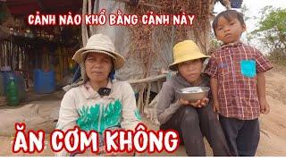1 hộ gia đình sống trong ngôi nhà nhỏ xíu nằm sau lưng đồi gia đình nghèo khổ không có gì để ăn cơm