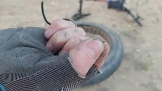Есть пробитие. Прокол камеры на Фэтбайке. Заклеиваю камеру в полевых условиях.