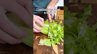 How to effortlessly chop romaine lettuce like a chef! #salads #mealprep #chef #kitchenhacks #lettuce