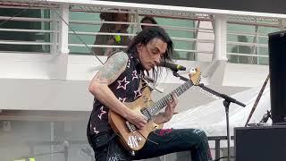 BLABBERMOUTH.NET -- Nuno Bettencourt Performs "Rise" Solo Live For First Time