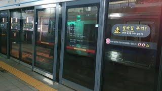 서울지하철 4호선 창동역의 상행 전동차와 통과하는 열차/Seoul Line4 Chang-dong stn.