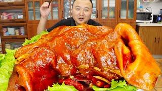 My father-in-law sent me a pig head  and A Qiang made a stewed pig head in sauce. It was fat but no