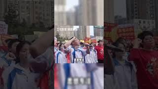爆笑地球：喊口号喊到吐，就是这种感觉，这个中学生太有才了！#funny #爆笑