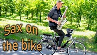 Saxophon auf dem Fahrrad - Armin Küpper spielt Saxophon auf seiner Fahrradtour