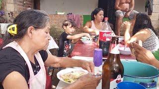 Almuerzo en familia.//un delicioso caldo de pollo.