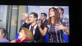 Hugo sanchez corre desnudo por el campo 