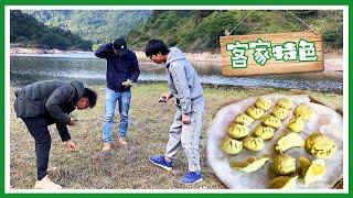 3 young men climbed the mountain to pick wild vegetables, just to find childhood memories