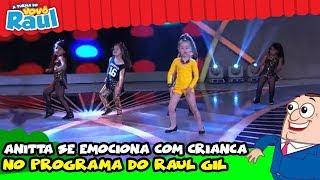 Anitta se emociona com criança no programa do Raul Gil