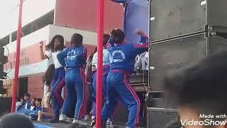 Niñas bailando perreo con el uniforme del colegio..