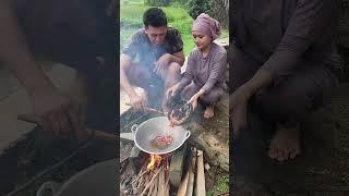 Mencari ikan mujaer di sungai. #masakikannila #gengshortsindonesia #food #ikannila