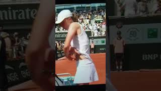 Iga Swiatek changing shirt, Roland Garros Final 2023.