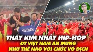 HLV Kim Sang Sik nhảy hip hop, ĐT Việt Nam ăn mừng không có trên tivi