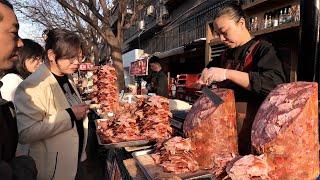 中国西安早市美食，千年古城下的小南门早市热闹非凡，油条灌鸡蛋，宫廷香酥牛肉饼，肘子夹馍，茉莉豆浆，优质菜盒，驴肉火烧，油茶麻花，金线油塔，腊牛肉夹馍，甑糕等等，小南门早市上游客与本地人一起寻找西安美食