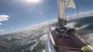 Navegación a vela con viento fuerte Copernico Doblon