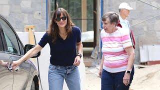 Jennifer Garner Gives Her Parents A Tour Of Her Future Dream Home