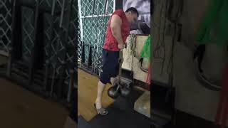 поднял 80кг одним пальцем Закир Найманбаев