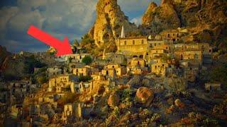 Abandoned by Settlers, This Rocky Outcrop Now Houses a Ghost Town Engulfed by the Sea