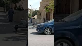 رجل يفعل شىء غريب مع القطط امام المسجد