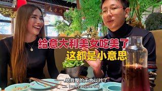 中国小伙请意大利美女吃火锅，吃饭方式把她征服了，连连称赞叫好A Chinese guy treated an Italian girl to hotpot,