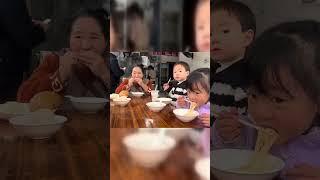 老挝媳妇带着俩娃和妈妈体验四川美食，嘟嘟吃的也太香了吧 #记录真实生活 #外国媳妇 #生活的烟火气息 #一起长大一起玩耍