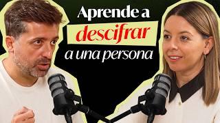 Experto en Lenguaje No Verbal: "cuando abraces a alguien... ¡mira su pelvis!"