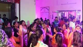 Mujeres bailando en el templo de Krishna de Varanasi, India 2018