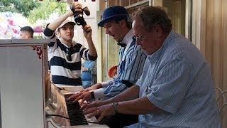 Jonny May plays "Let it Go" and RAGTIME at DISNEYLAND 4k 2160P