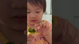 Broccoli lover ? The little head dance tho  #family #toddlerlife #cutedance #foodie #momlife