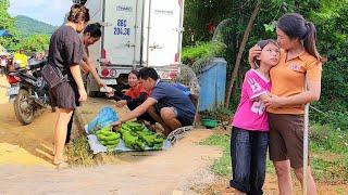 Minh and Van Anh are getting closer and closer. Hung and Minh happily went to the market together