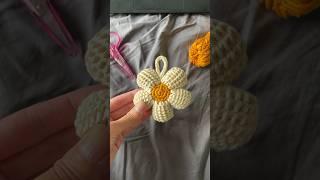 Use your leftover yarn to crochet this adorable puffy daisy!  Design by @lingzhihandmade on YT!