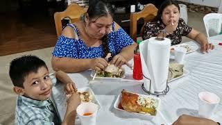 Con una cena muy especial Pablo recibió a su esposa a lado de toda su familia.