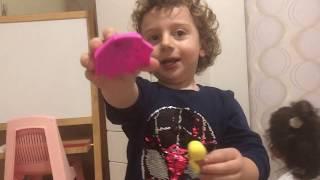 Spiderman Kıvanç, Eylül Ablasıyla oyuncak bebeklerle oynadı. Evi süpürdü :) Eğlenceli çocuk videosu